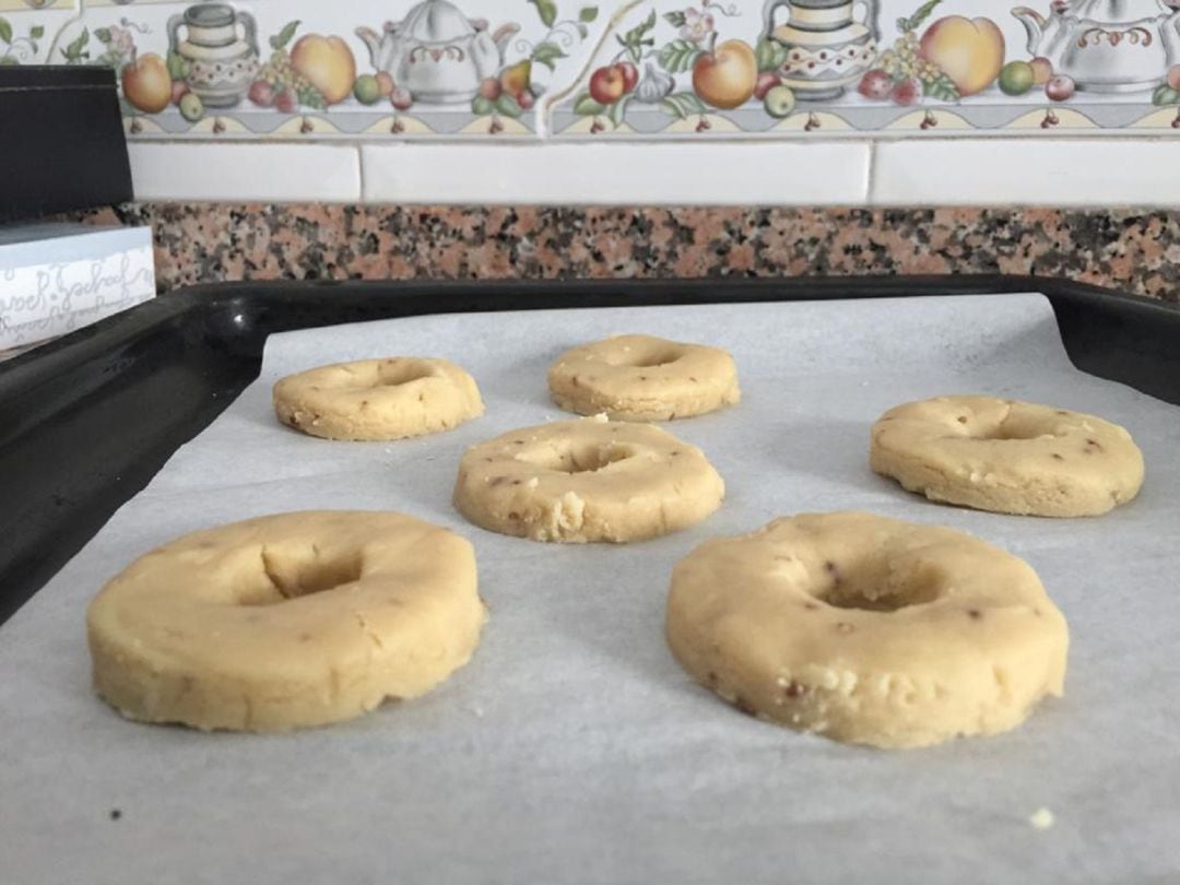 Preparando roscos de vino.