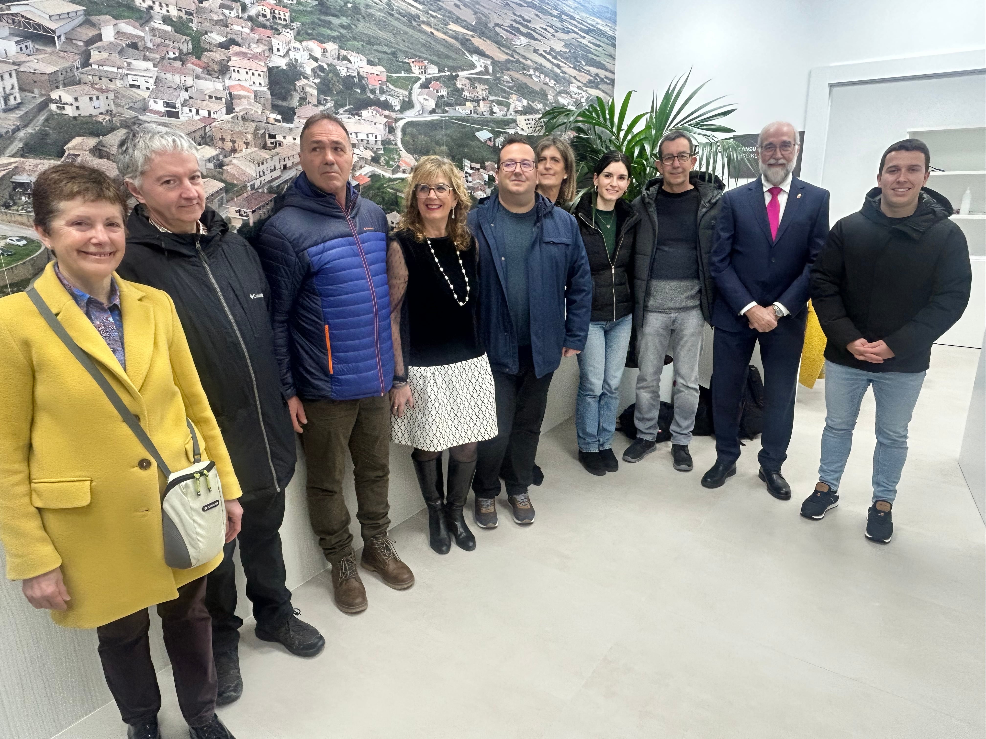 El consejero de Salud, Fernando Domínguez, junto al alcalde de Pueyo, Unai Labat, y personal del consultorio médico y representantes municipales en la inauguración del centro