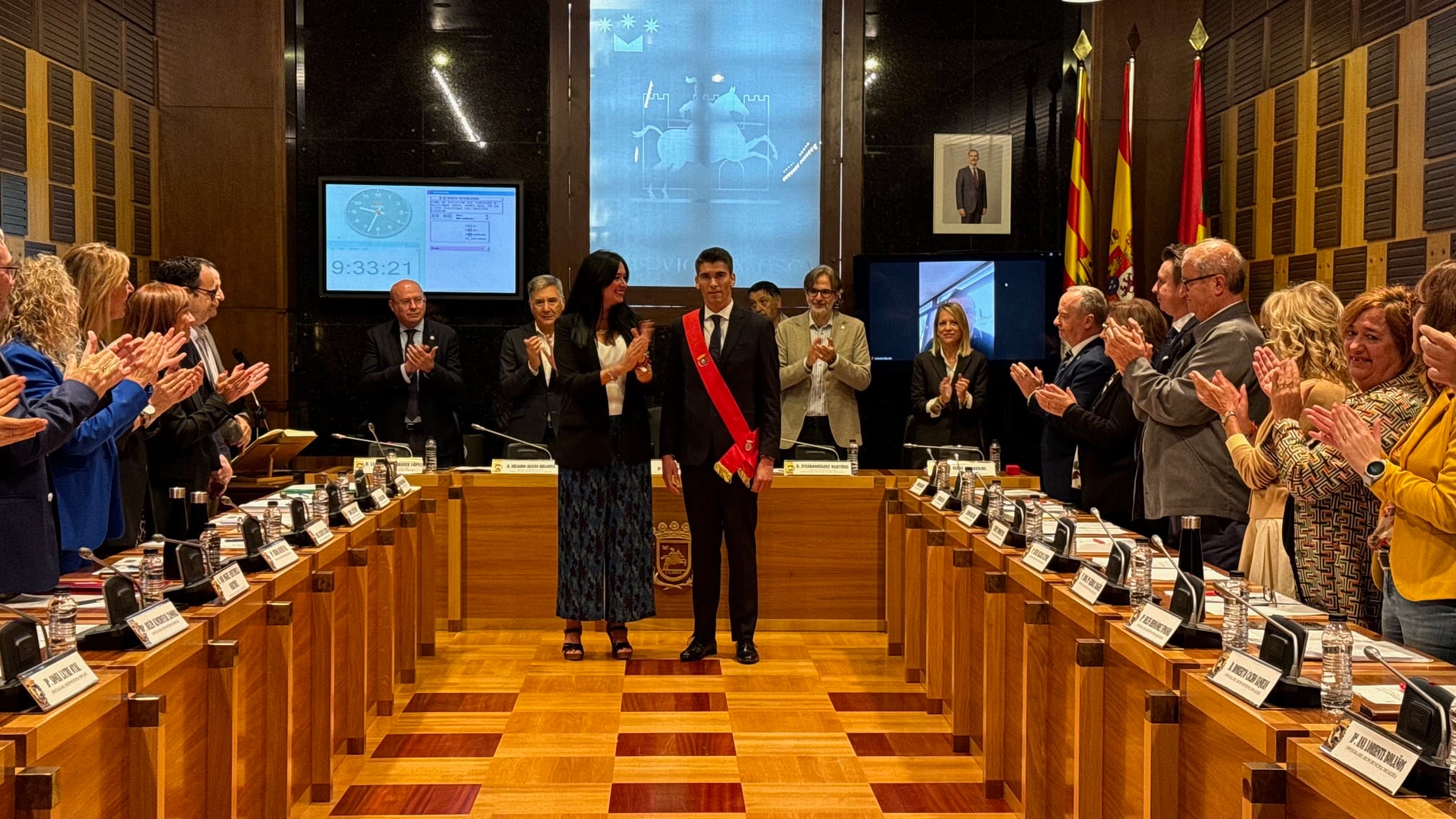 Guillermo Gómez, en la imagen, junto a la alcaldesa, ha tomado posesión como nuevo concejal del PP en sustitución de Teruca Moreno