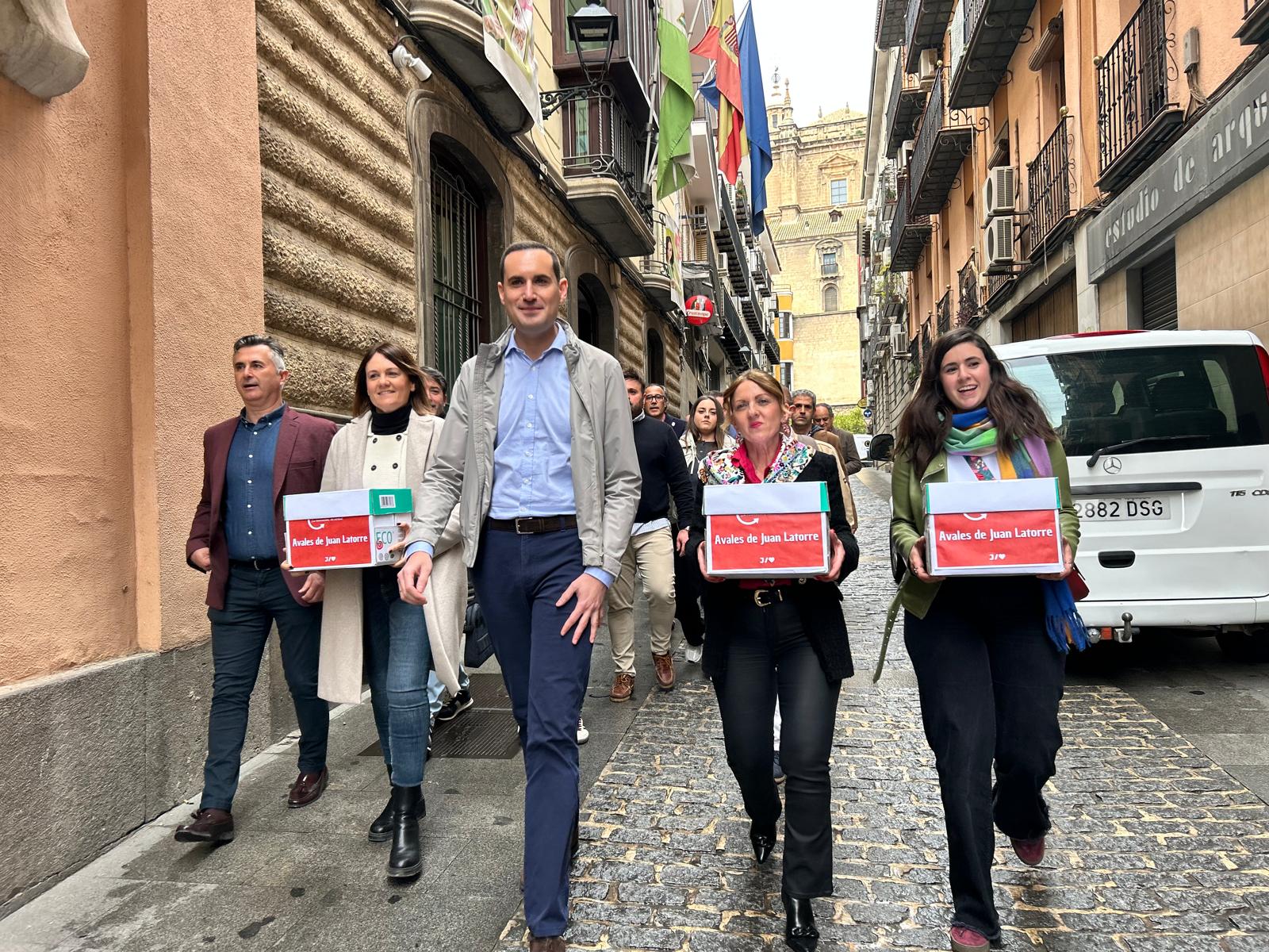 El precandidato a la secretaría general del PSOE de Jaén, Juan Latorre, llega a la sede socialista acompañado de miembros de su candidatura.