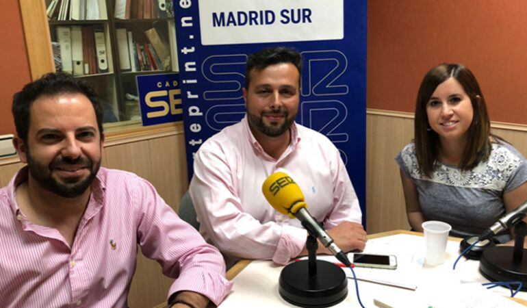 Rubén Maireles, portavoz del PP en Getafe, Miguel Ángel Gutiérrez, miembro de la ejecutiva del PSOE en Leganés; y Leticia Sánchez, portavoz de Podemos en Parla