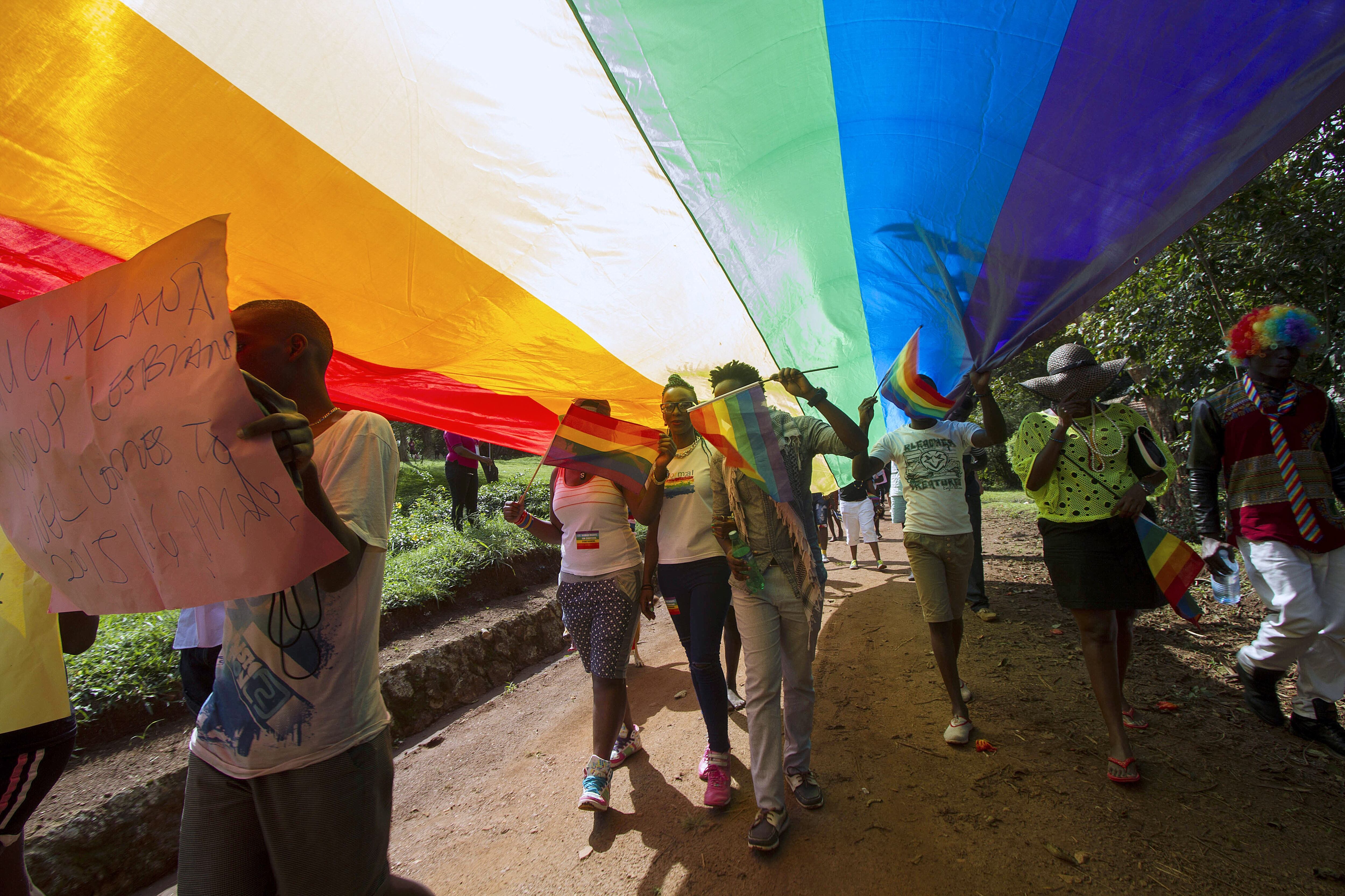 Ugandeses marchan bajo la bandera LGTBI en aquel país hace 8 años, cuando los activistas aun podían celebrar el día del orgullo gay.