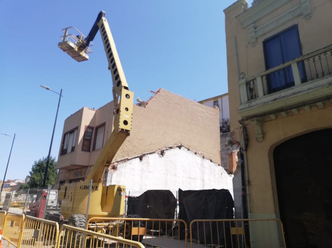 Edificio en derribo en la Av. Feria