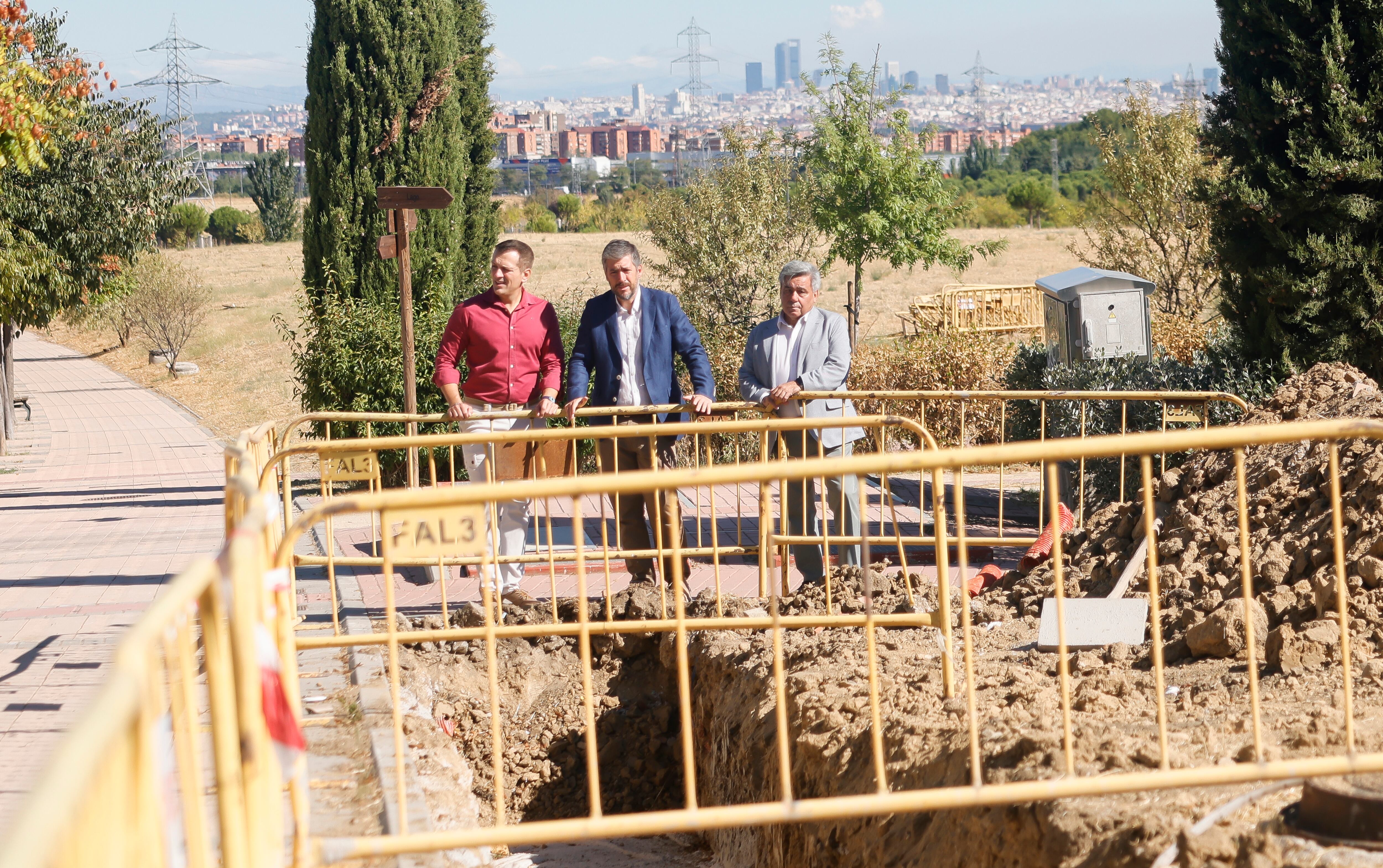 El consejero García Martín (en el centro) ha visitado varias obras del plan PIR en Getafe
