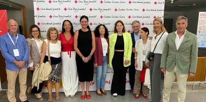 La consejera de Bienestar Social y Familia, la alcaldesa de Huesca, la ya ex presidenta de Cruz Roja Juventud, Paula Rivarés, junto a autoridades y responsables de Cruz Roja