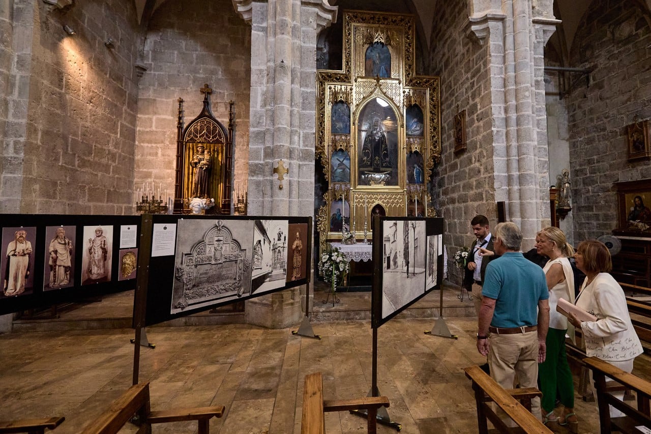 La consellera Gabriela Bravo, acompañada del abad y el alcalde de Gandia durante la inauguración de la muestra.