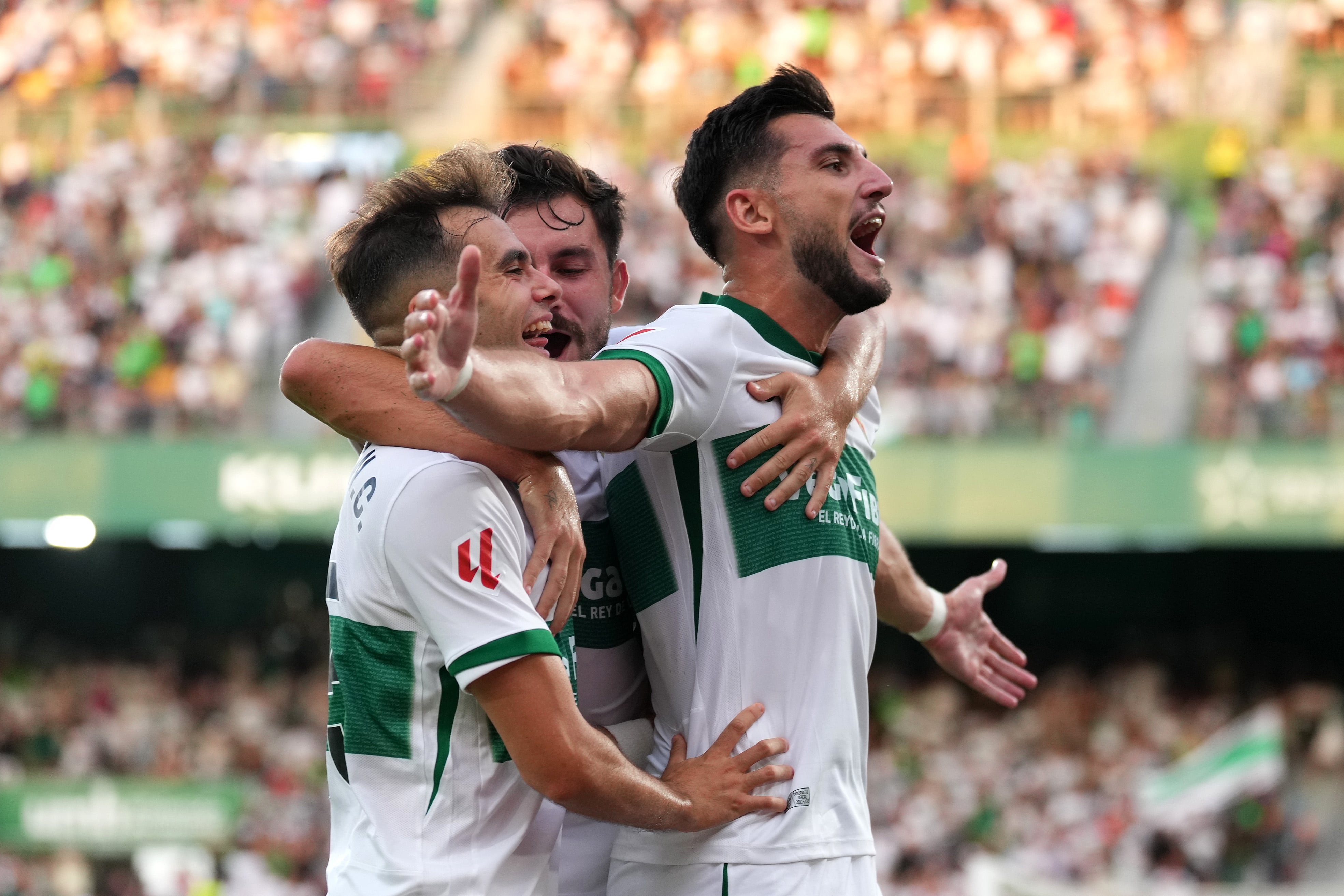 Rafa Mir celebra con el Elche en el partido frente al Levante