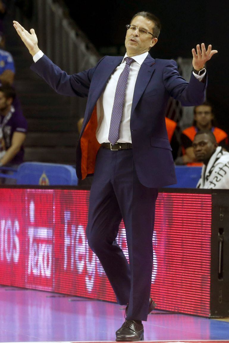 GRA177. MADRID, 11/10/2015.- El entrenador del Valencia, Pedro Martínez, en un momento del partido de su equipo ante el Real Madrid de la primera jornada de la Liga Endesa ACB, que se disputa en el Palacio de los Deportes de Madrid. EFE/Javier Lizon