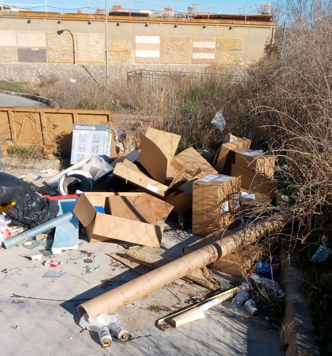 Residuos abandonados en el casco urbano