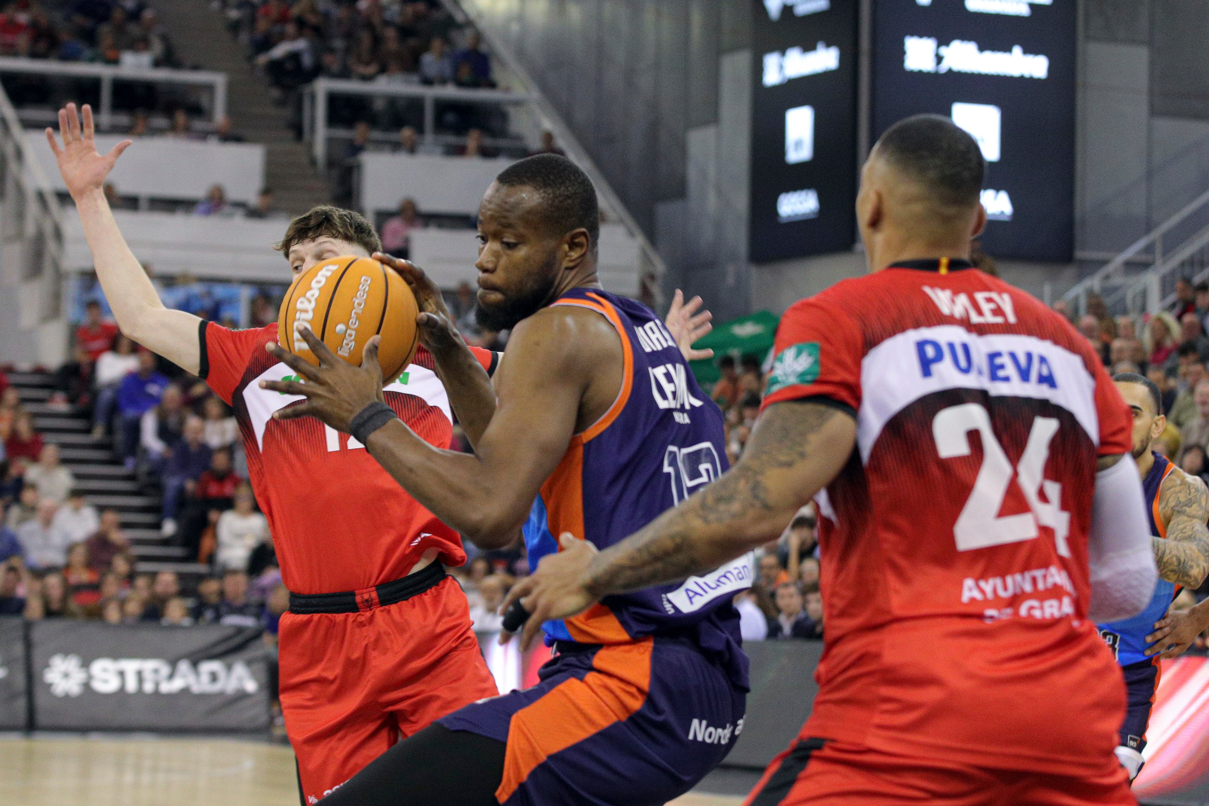 GRANADA (ANDALUCÍA), 16/11/2024.- Diagne (c) del Leyma entra a canasta ante la presencia de Wiley (d) y Valtonen del Covirán durante un partido de la octava jornada de la liga Endesa, entre los equipos Covirán Granada y Leyma Coruña, en el Palacio Municipal de Deportes de Granada. EFE/ Pepe Torres
