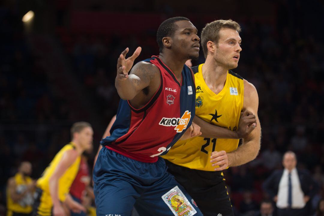 Jones trata de recibir ante la defensa de Abromaitis