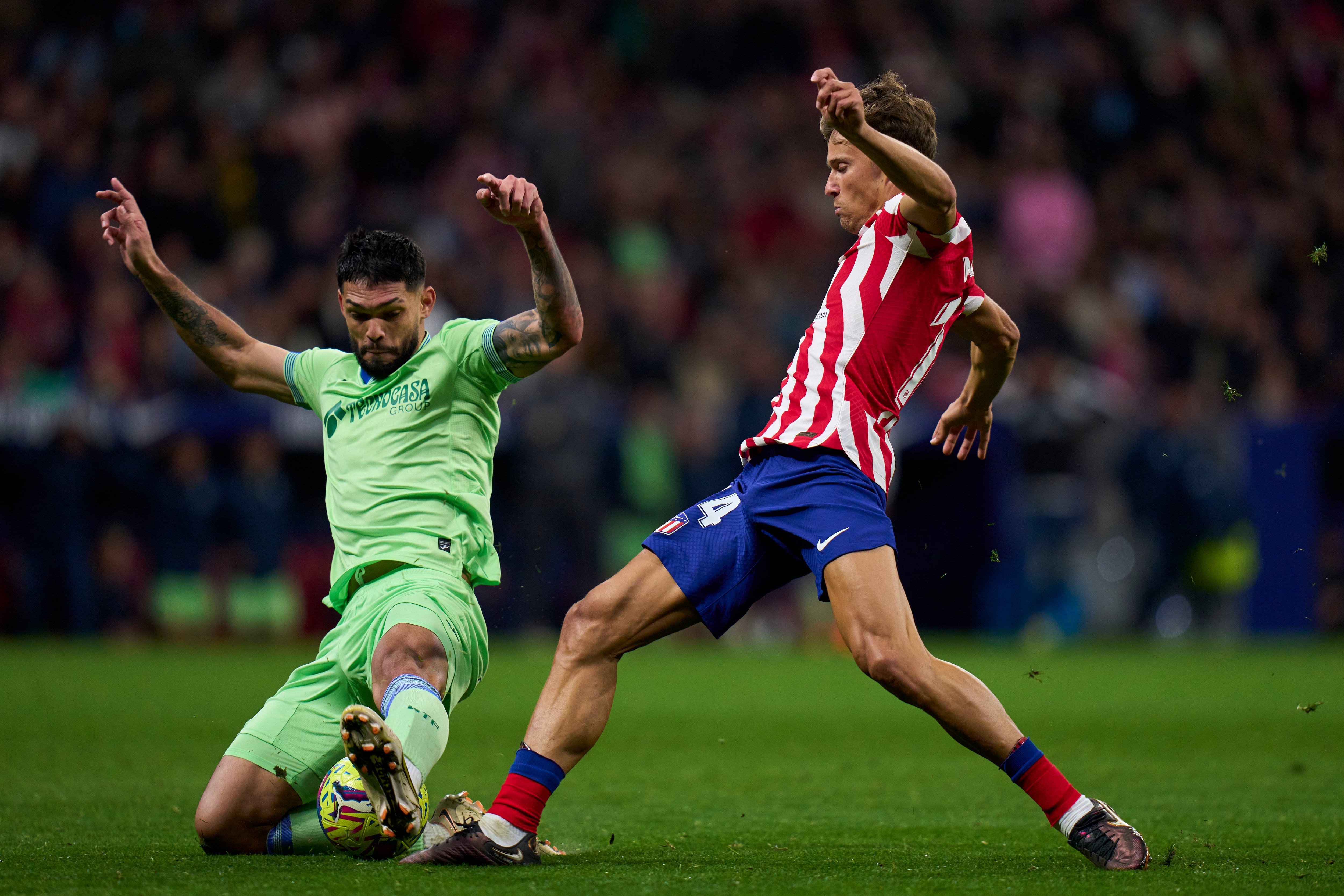 Marcos Llorente y Omar Alderete pelean el balón durante el Atlético de Madrid-Getafe