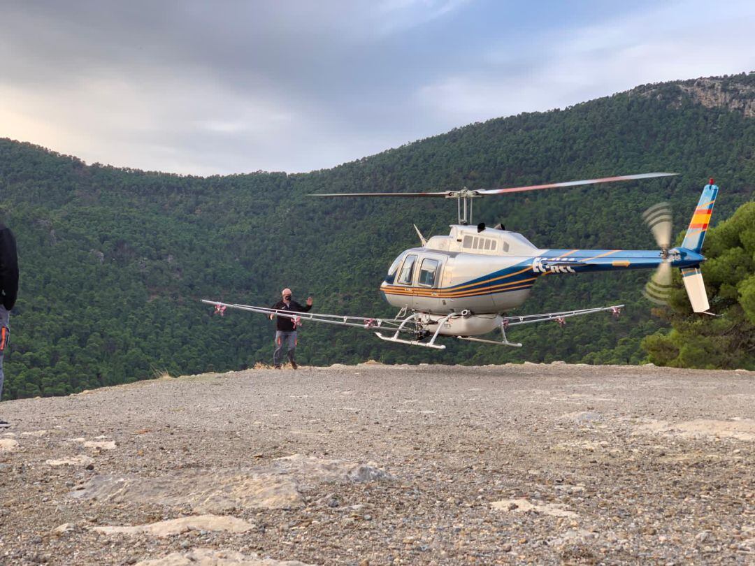 Helicóptero dispuesto a realizar las tareas de fumigación para atajar el problema de procesionaria del pino en Sierra Espuña 