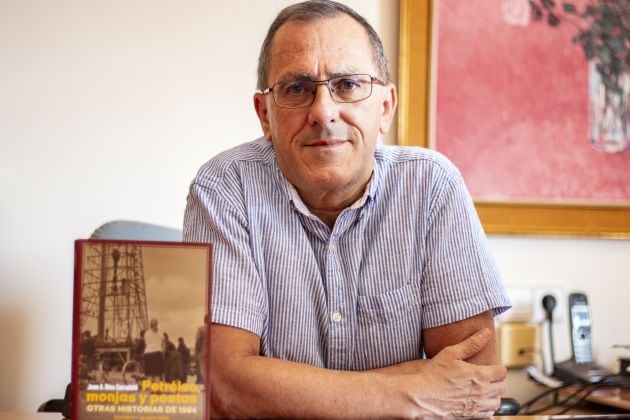 Juan Antonio Ríos con un ejemplar de su libro &#039;Petróleo, monjas y poetas&#039;