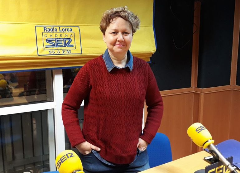 Maite Giner en los estudios de Radio Lorca-Cadena SER