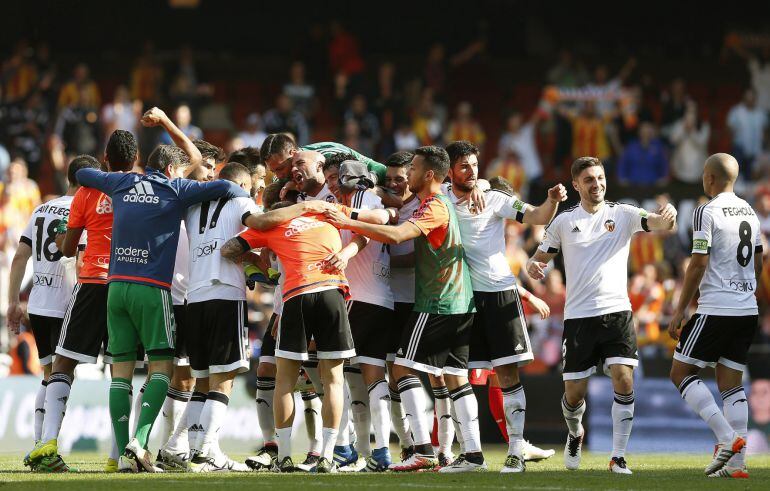 GRA197. VALENCIA, 10042016.- Los jugadores del Valencia celebran la victoria sobre el Sevilla (2-1) al finalizar el partido de la trigésima segunda jornada en Primera División, que disputan esta tarde en el estadio de Mestalla. EFEKai Försterling