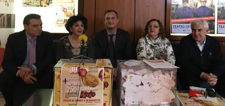 Presentación de la Campaña &quot;Comprar en Palencia Abierta tiene premio&quot; en el Teatro Ortega