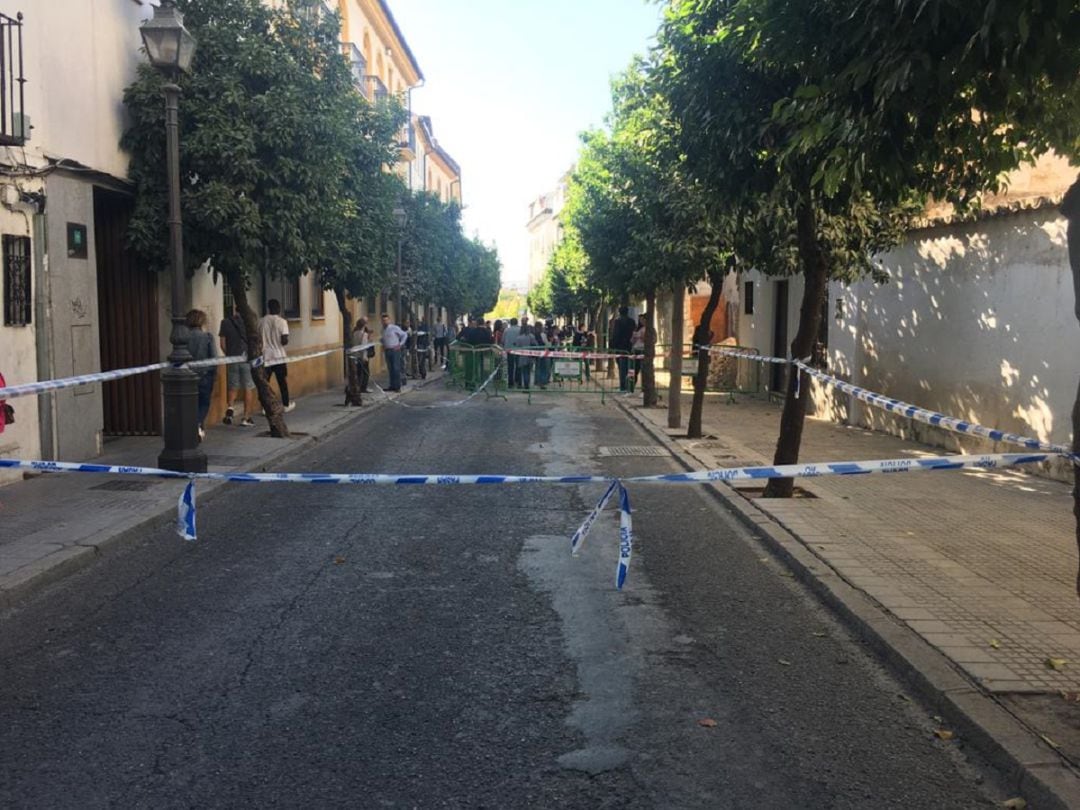 Calle San Fernando corta al tráfico por el derribo de un tramo de muralla