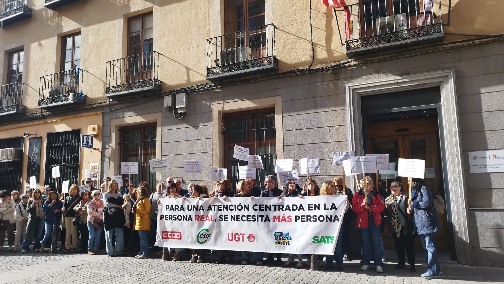 Los trabajadores de las residencias públicas de Segovia se concentran frente a la Gerencia Territorial de Servicios Sociales