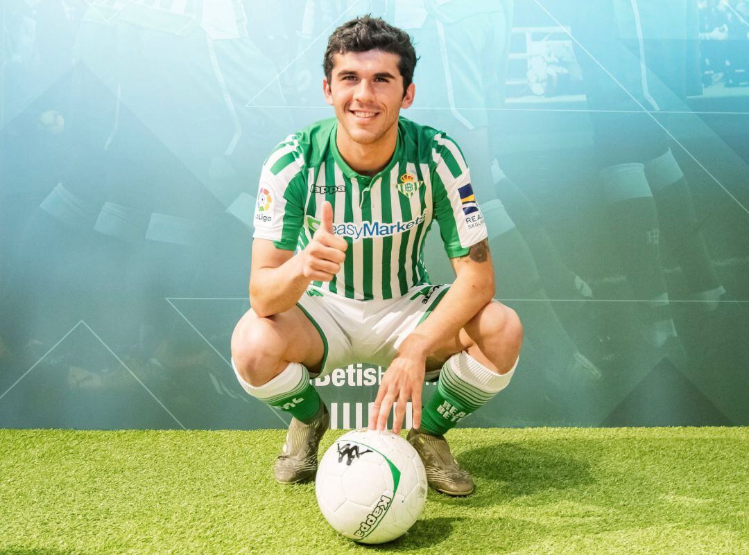 Carles Aleñá, con su nueva camiseta del Real Betis.