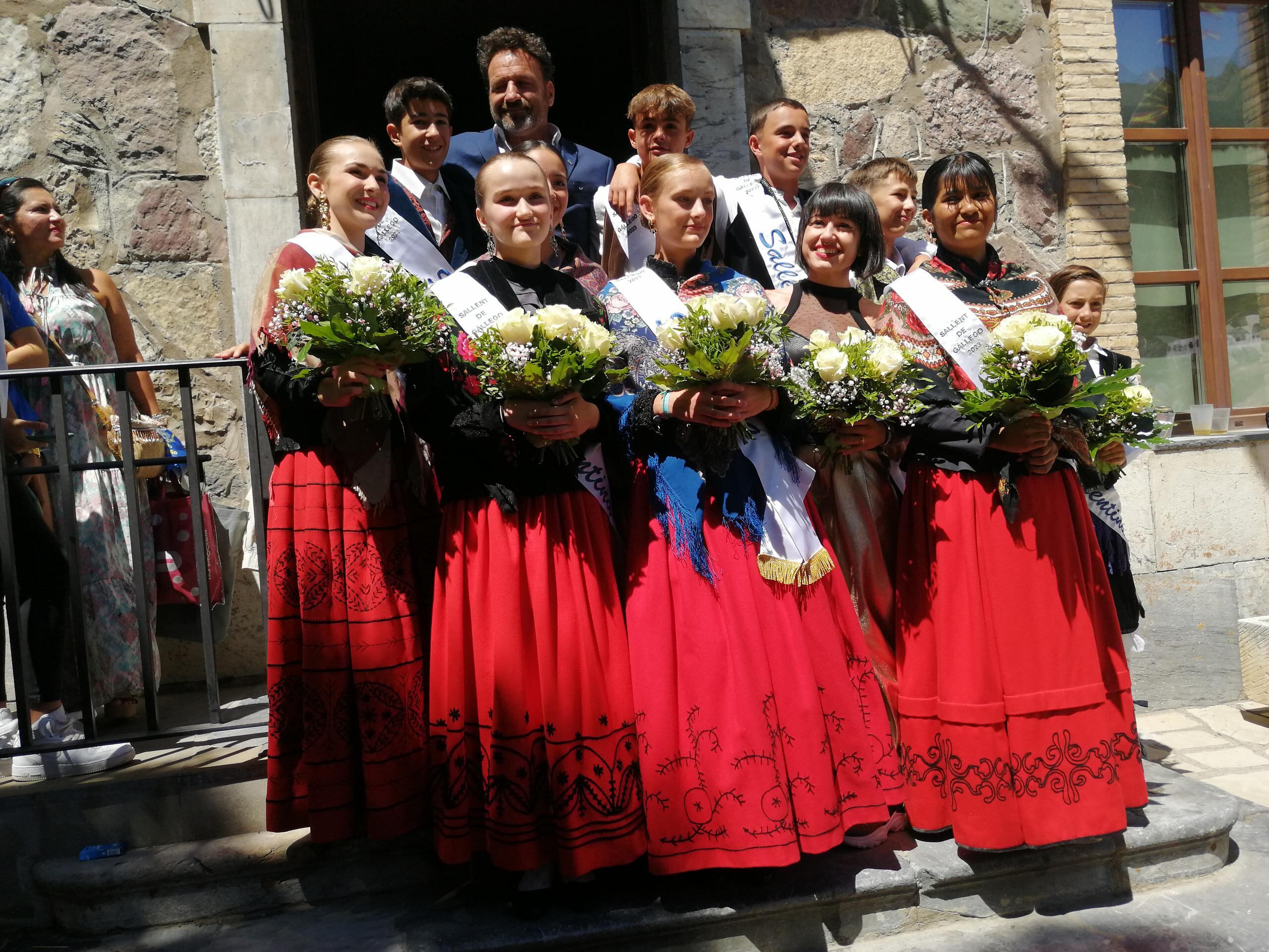 Los "sallentinos" de estas fiestas, acompañados de la pregonera y el alcalde