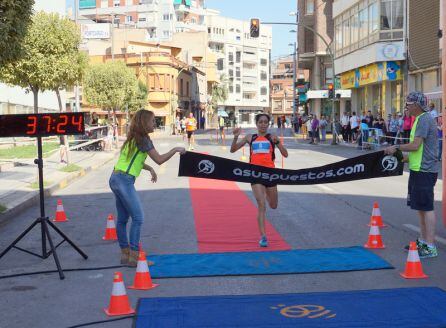 Wafiya Benali en línea de meta