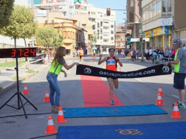 Wafiya Benali en línea de meta