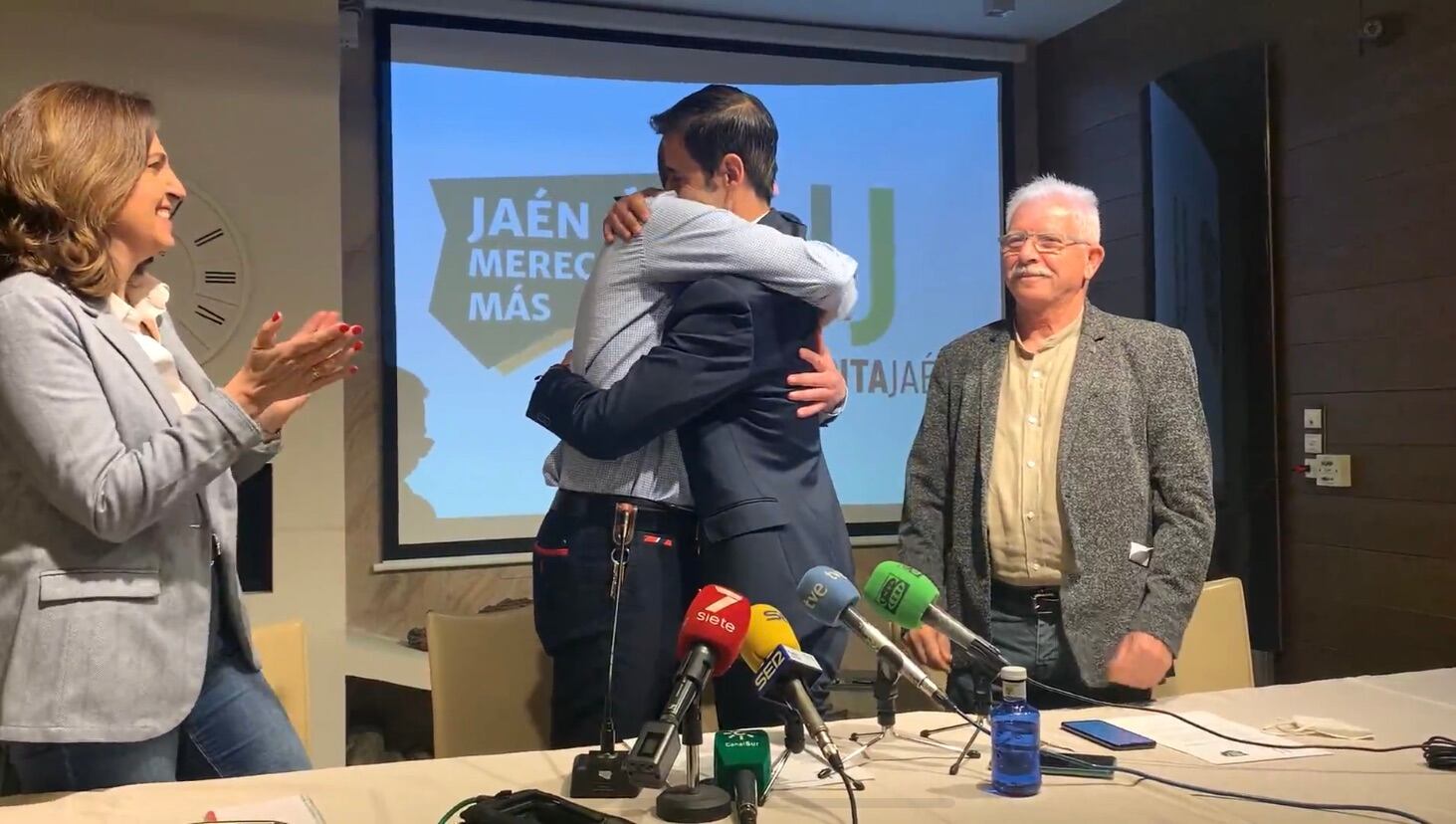 El coordinador de Jaén Merece Más, Juan Manuel Camacho (izqda), se abraza con su homólogo de Levanta Jaén, Javier Saigner (dcha), durante la presentación del primer acuerdo el pasado 28 de abril.