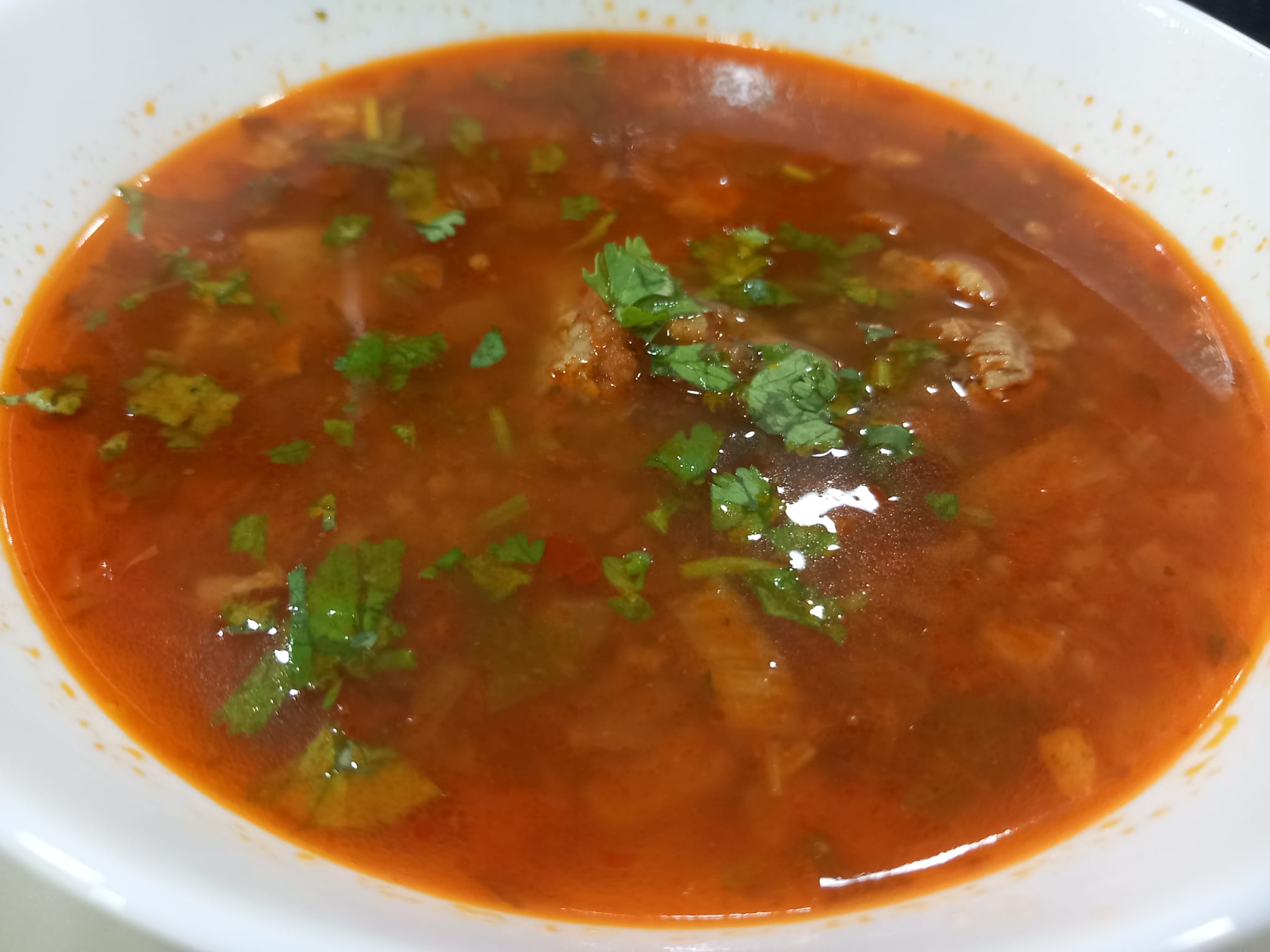 Sopa de tomate con ternera