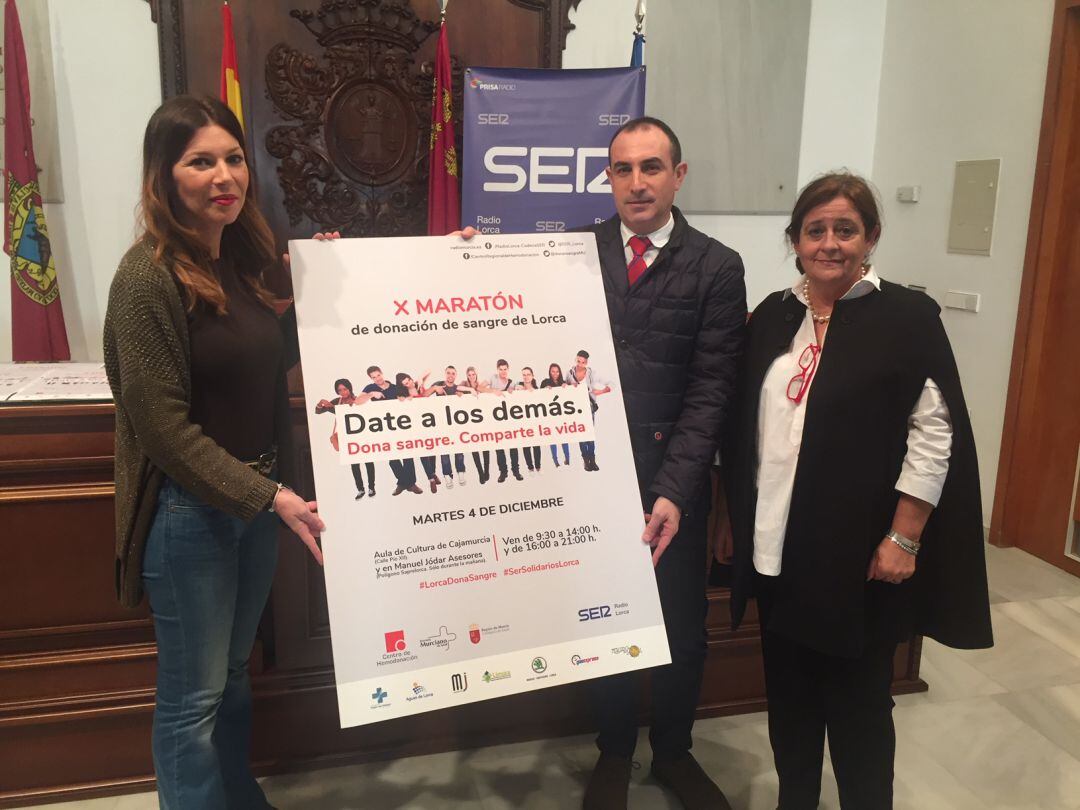 La concejala de Sanidad del Ayuntamiento de Lorca, Mª Carmen Ruíz Jódar, junto al director de Radio Lorca-Cadena SER, Antonio Rosa, y la coordinadora del Centro de Hemodonación, Toñi Gómez