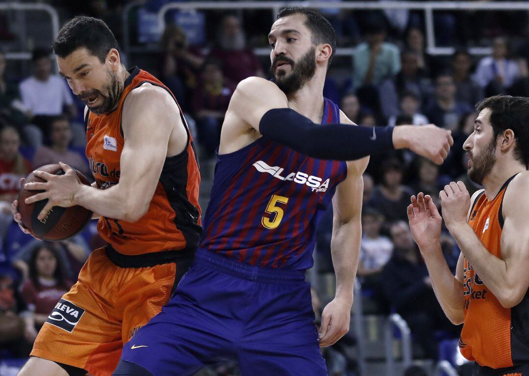 GRAF8293. BARCELONA, El jugador del Valencia Basket Rafa Martínez (i) juega una pelota ante Pau Ribas (c), del Barcelona Lassa, durante el partido de la Liga ACB de baloncesto disputado esta noche en el Palau Blaugrana, en Barcelona. EFE, Andreu Dalmau