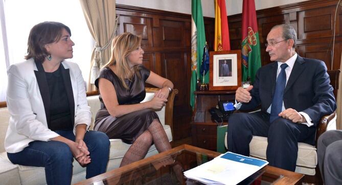 De izquierda a derecha, la consejera de Fomento, Elena Cortés, la presidenta de la Junta, Susana Díaz, y el alcalde de Málaga, Francisco de la Torre, en la reunión el 27 de septiembre tras la que anunciaron el acuerdo para desbloquear el metro