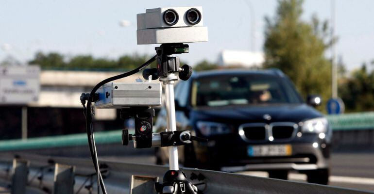 Radar de velocidad en una vía de circulación.