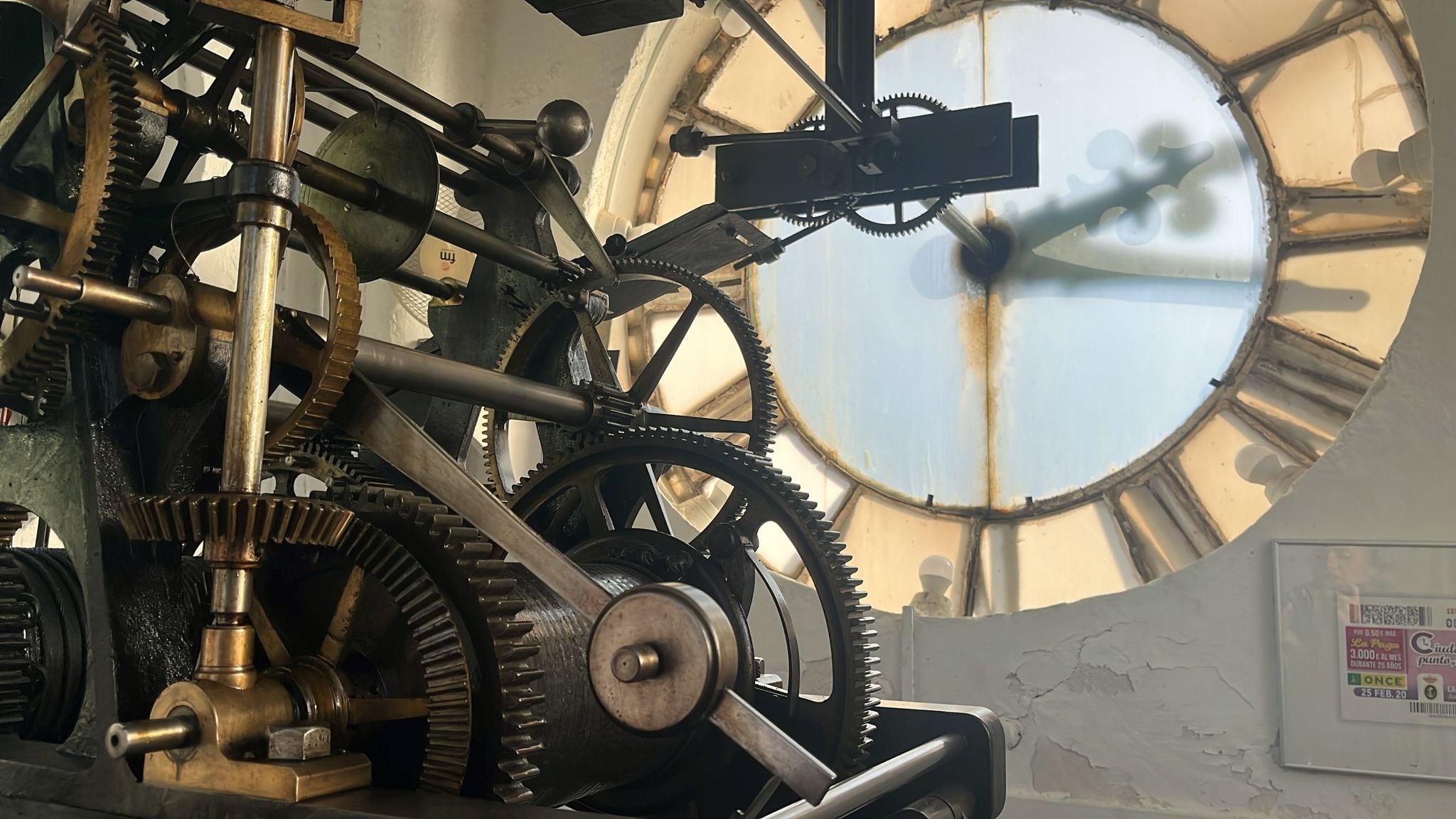 El reloj del Arsenal de Cartagena, un mecanismo del siglo XIX que sigue latiendo a mano