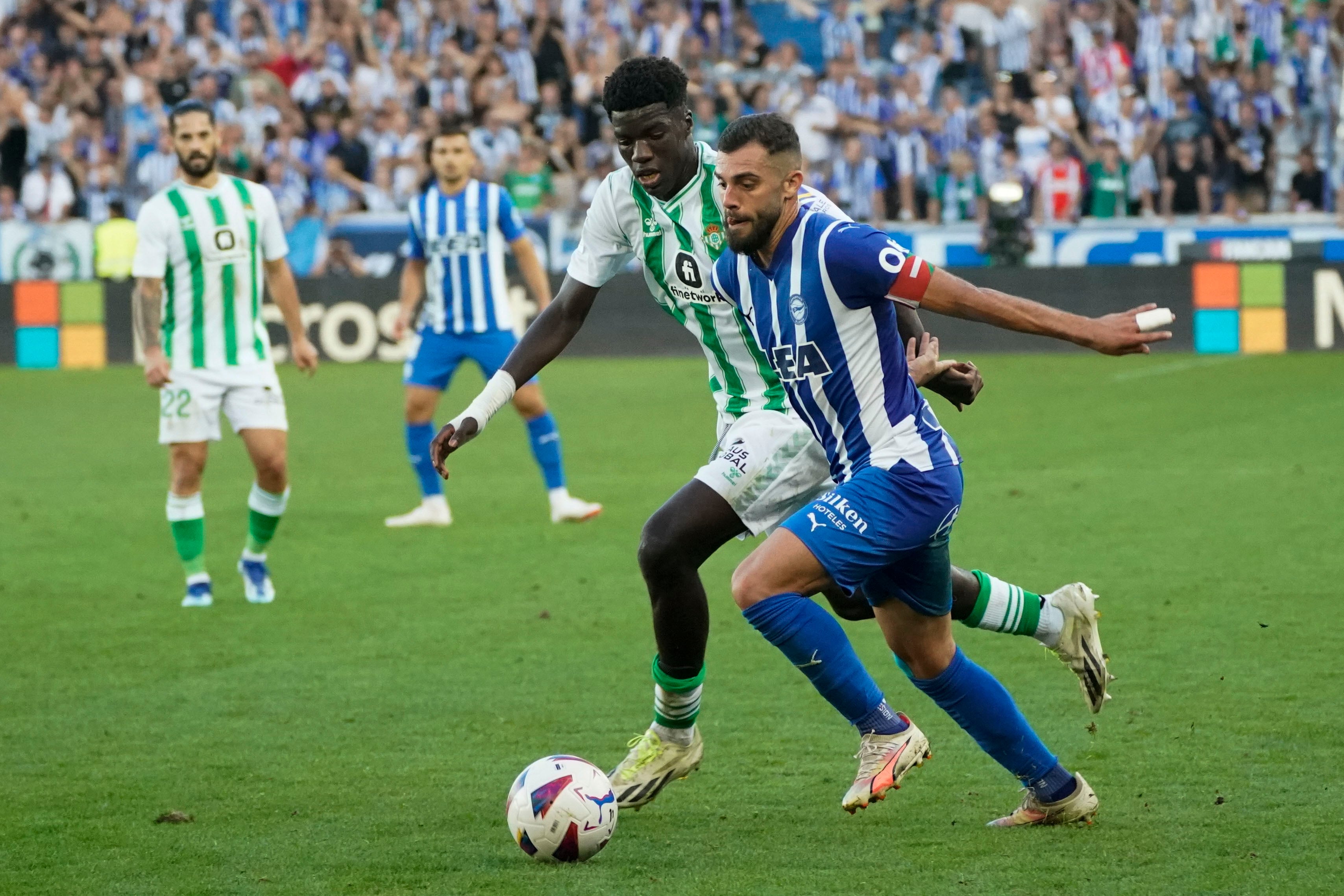 VITORIA, 08/10/2023.- El centrocampista del Alavés Luis Rioja (d) y el centrocampista del Betis Assane Diao durante el partido correspondiente a la novena jornada de LaLiga EA Sports entre Deportivo Alavés y Real Betis disputado este domingo en el estadio Mendizorroza. EFE / L. Rico
