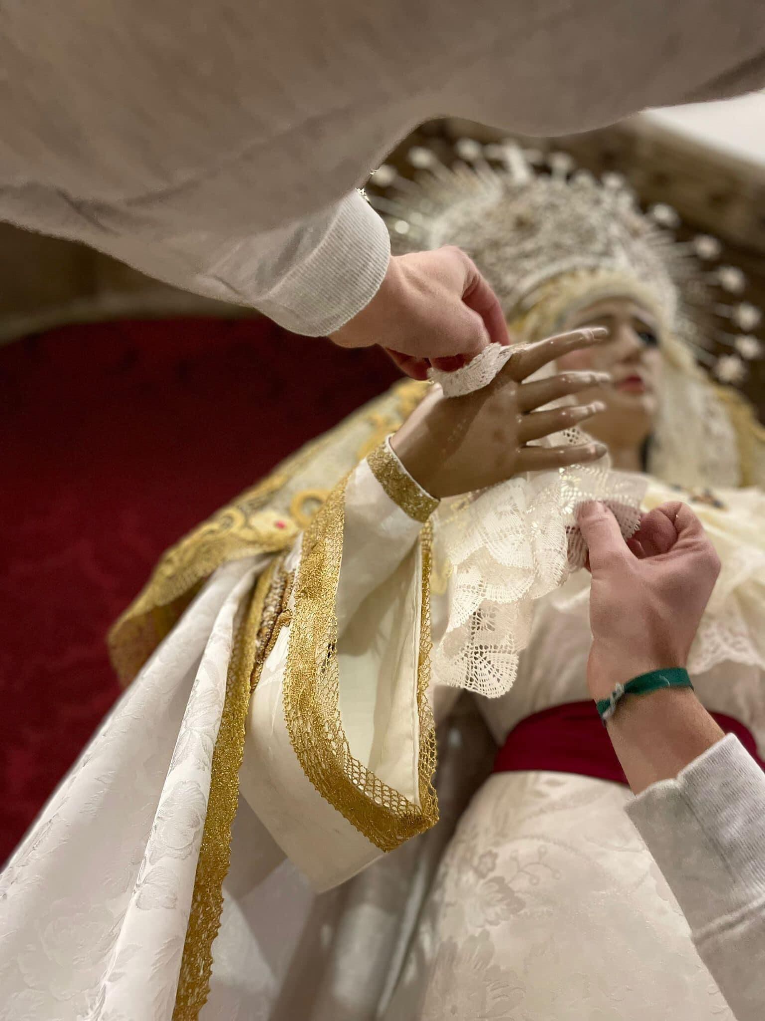 Pedro Campos vistiendo a Nuestra Señora del Rosario