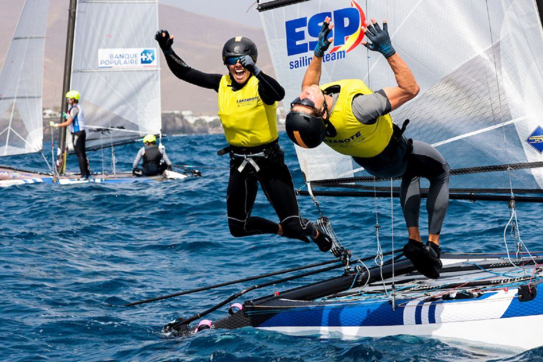 Tara Pacheco y el catalán Florian Trittel celebrando su triunfo en la clase Nacra.