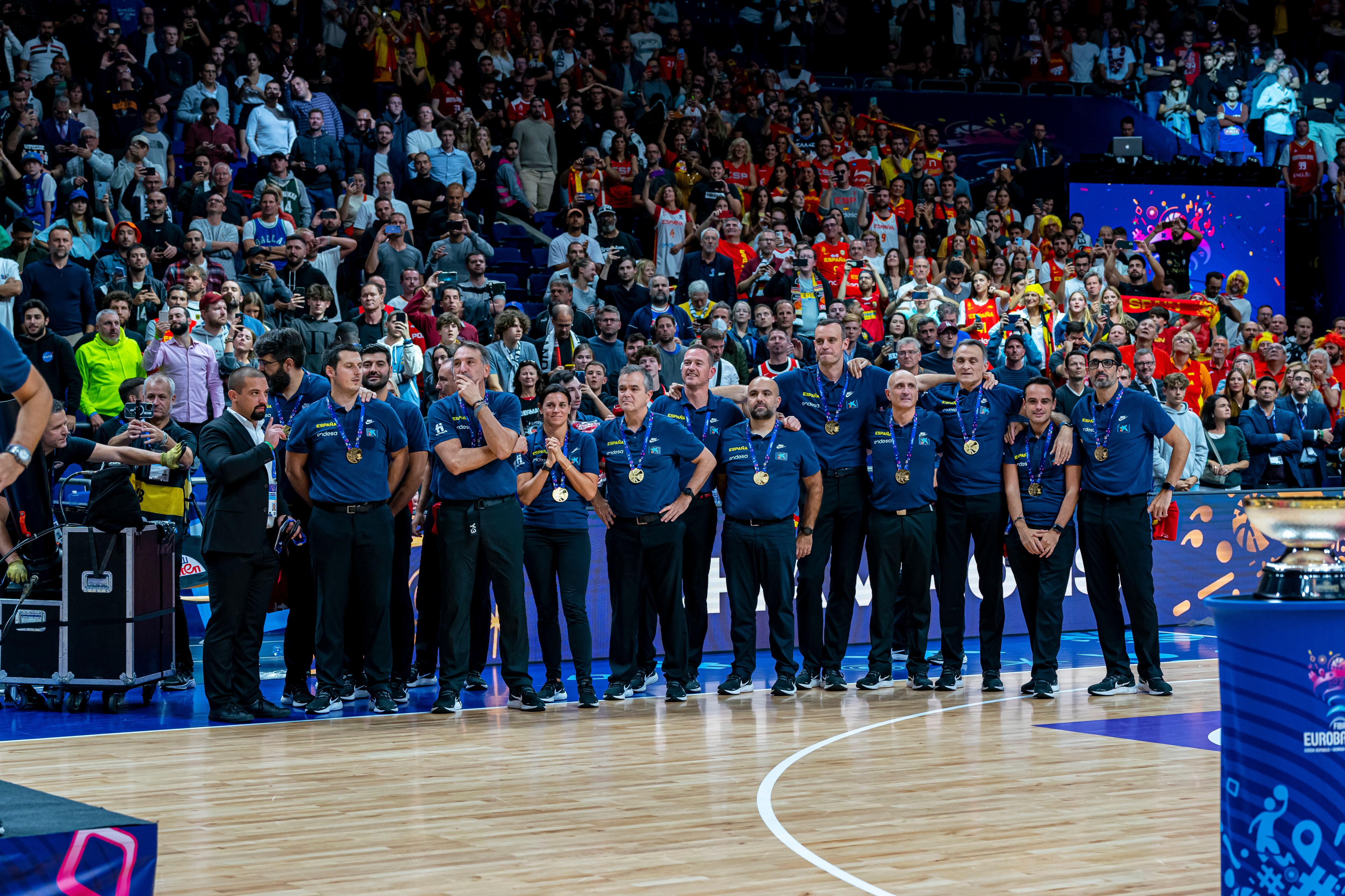 Salinas, Cañete, Salas y Salvo, entre el cuerpo técnico de la selección española