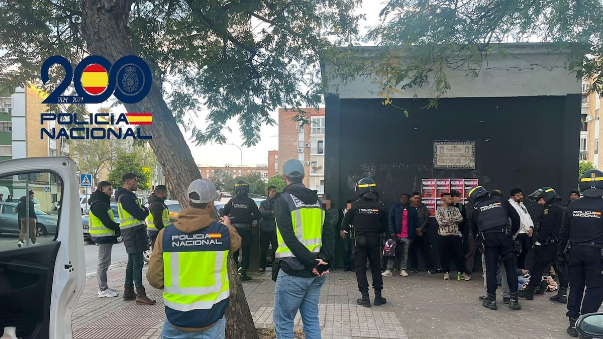 Tres detenidos y un centenar de personas identificadas en El Cerezo