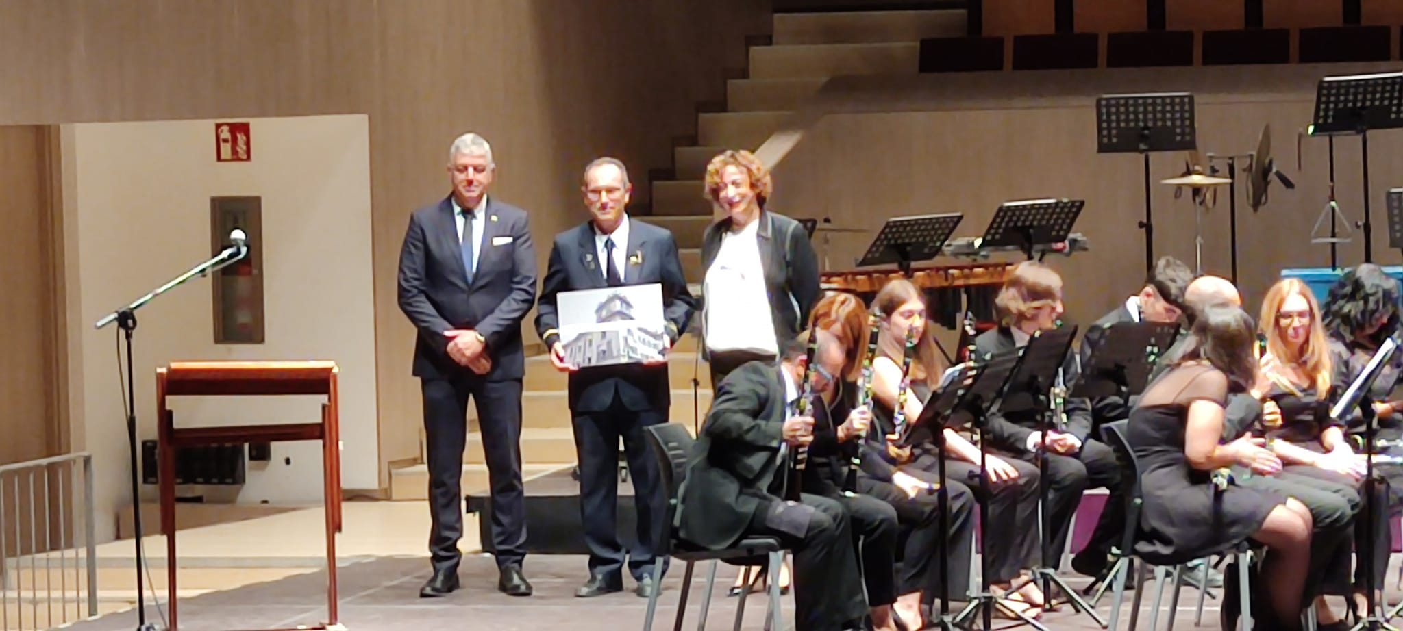 El Presidente de la Comisión de la banda recibe una placa de recuerdo