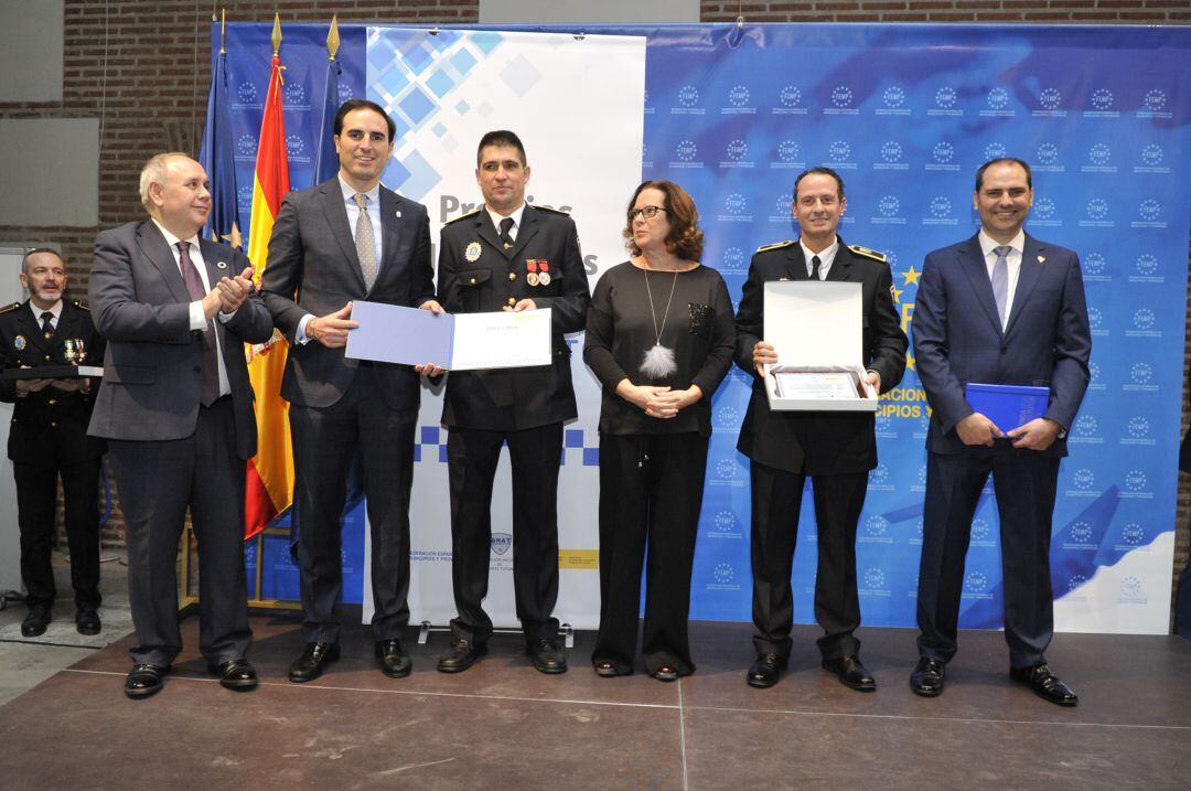 Óscar Escudero, segundo por la derecha, recibe el premio Nacional de Buenas Prácticas