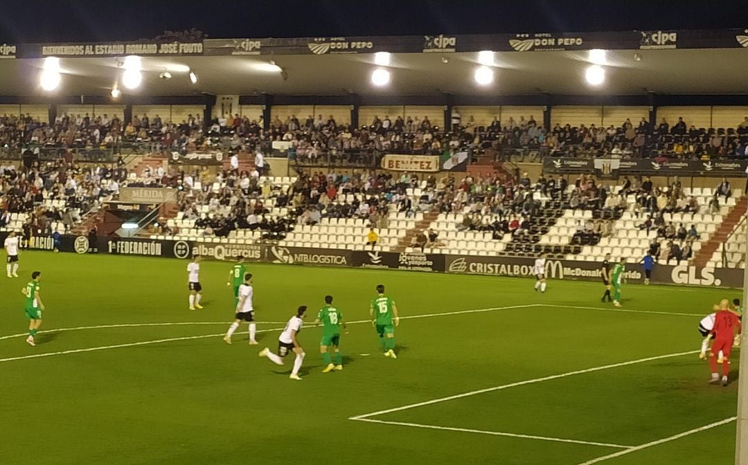 Instante del partido disputado en el Estadio Romano José Fouto de Mérida entre el AD Mérida y el CD Alcoyano