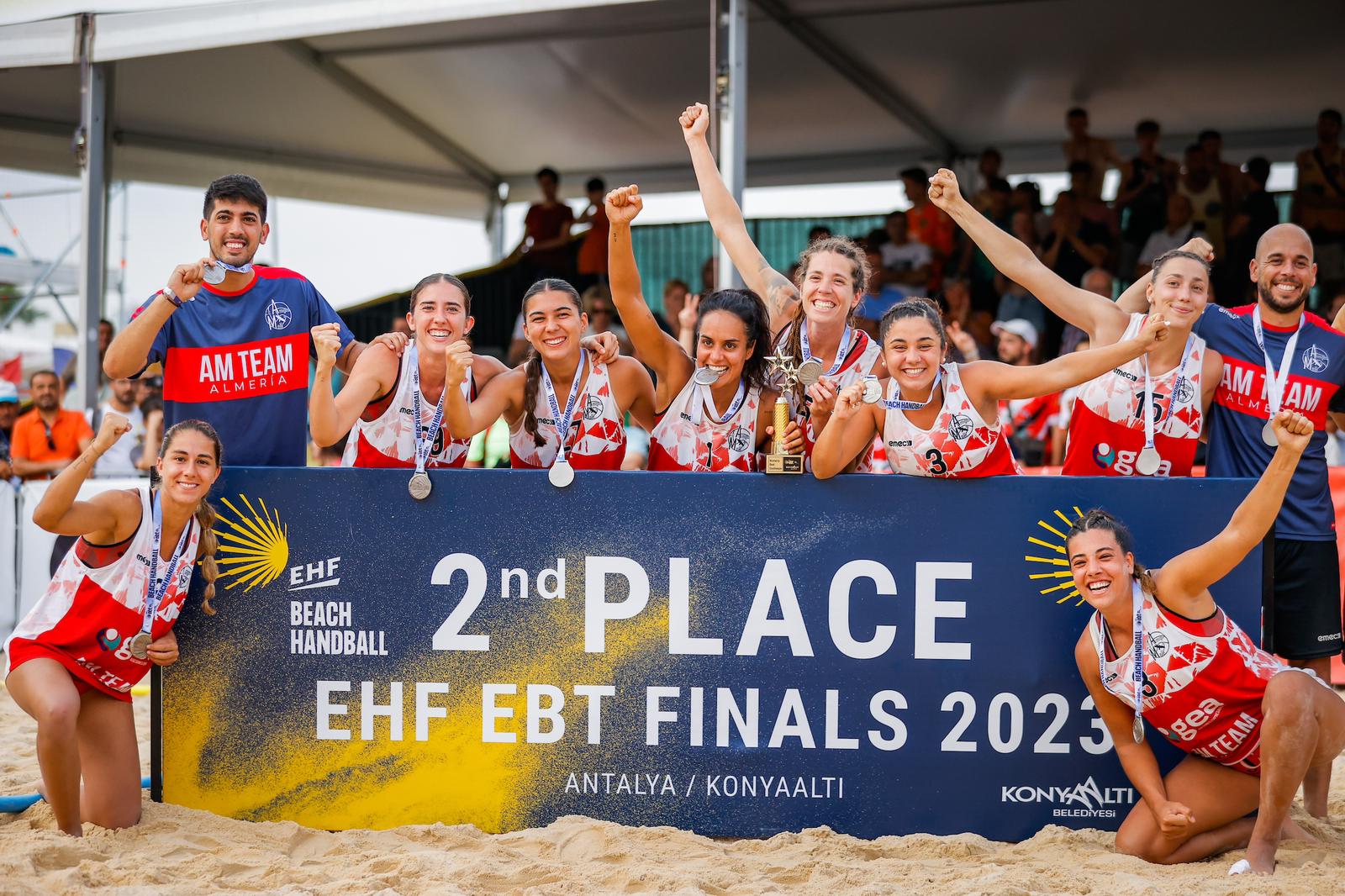 Las almerienses saludando con la medalla de plata.