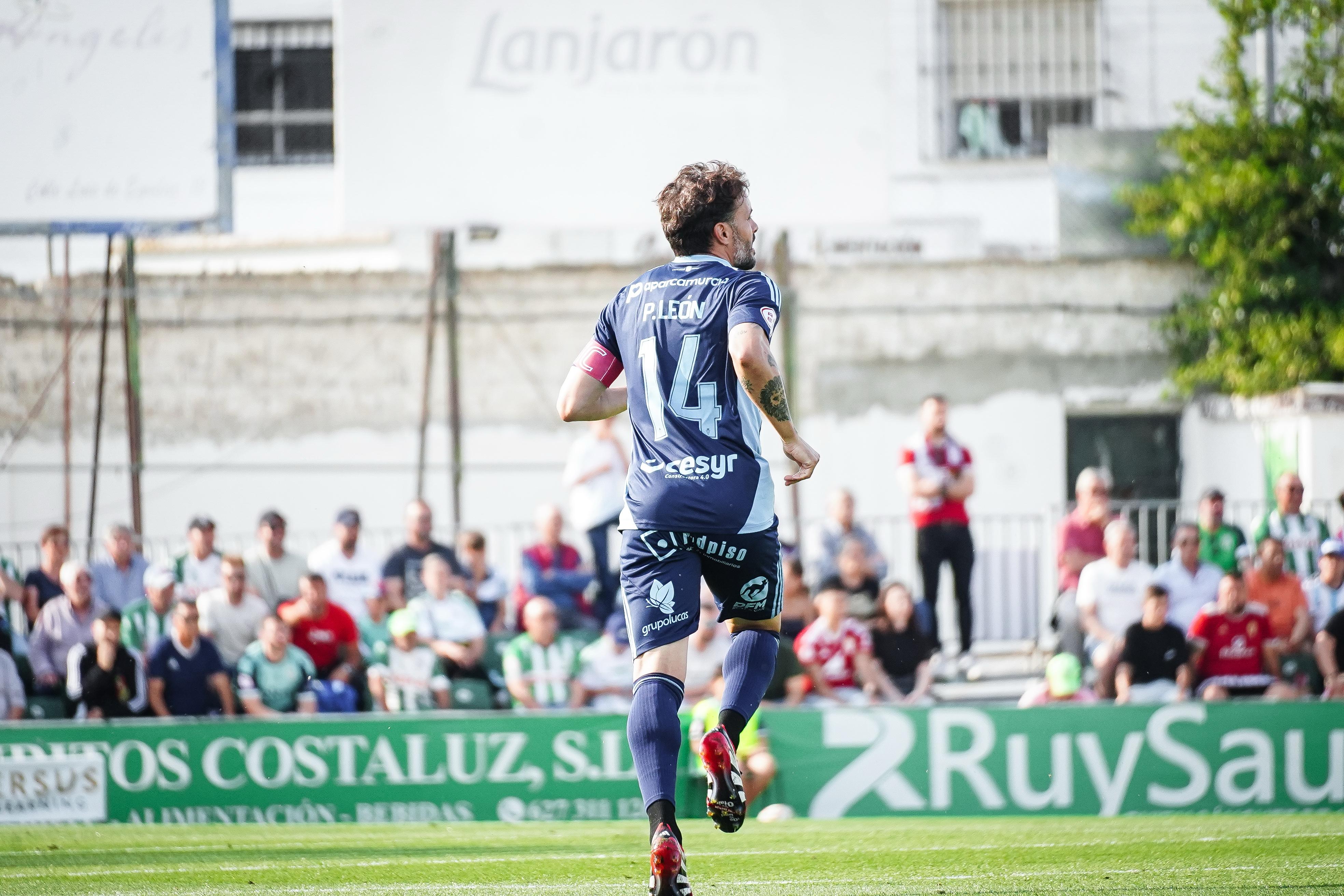 Pedro León, jugador del Real Murcia, en la jornada 37 en El Palmar ante el Atlético Sanluqueño.