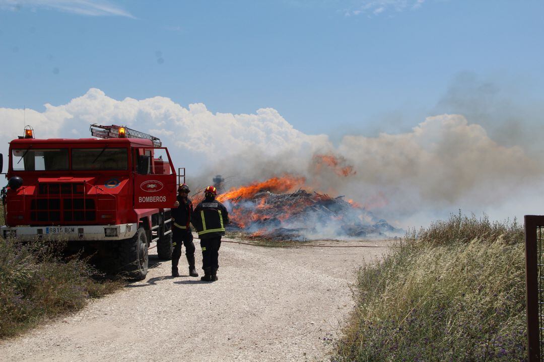 Los bomberos voluntarios de Cuéllar atienen un incendio en la escombrera de Las Lomas. Imagen de archivo