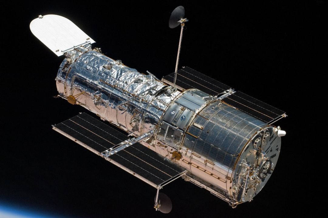 Maniobras ejecutadas por la NASA en el telescopio espacial Hubble han servido para corregir el fallo en el sistema de giro de la nave, que mantiene interrumpidas las operaciones científicas desde el 5 de octubre. 
 