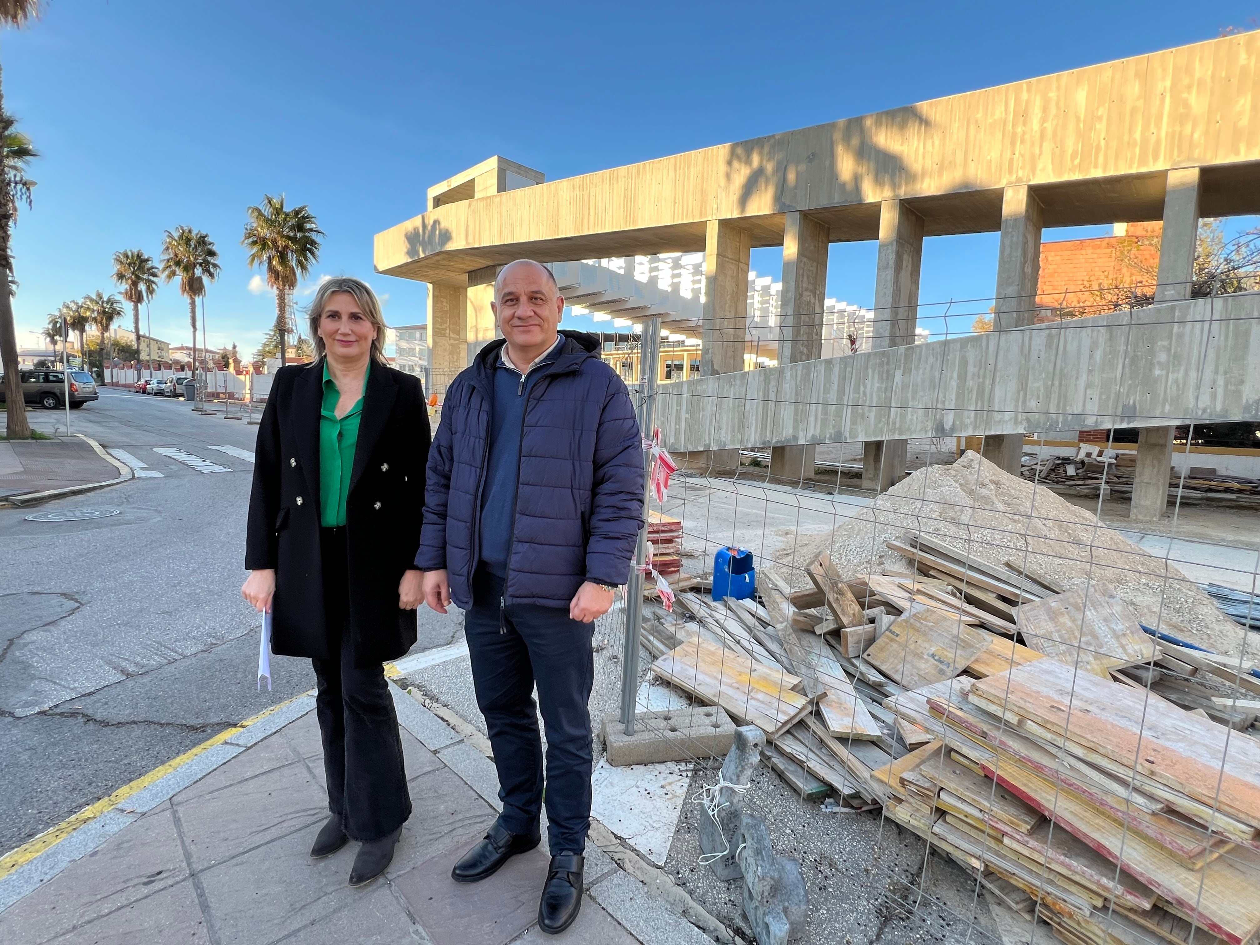 Isabel Aguilera y Francisco Cañestro junto a la pasarela peatonal de acceso al polígono industrial