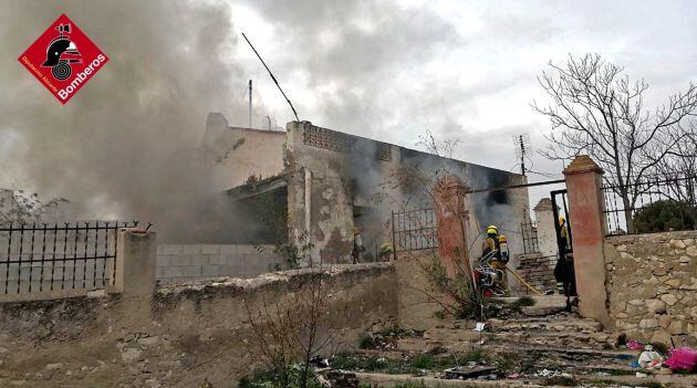 Incendio en una vivienda del Alto de San Miguel en Elda