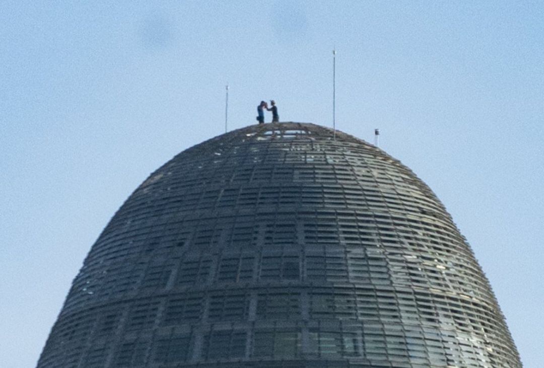 Imagen de las dos personas desde la cima de la torre Glòries