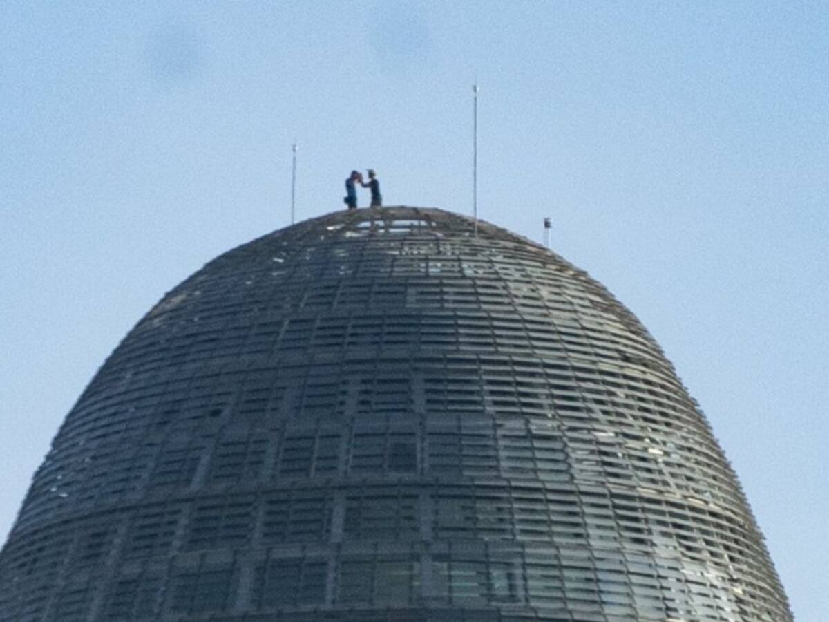 Dos personas escalan la torre Glòries de Barcelona